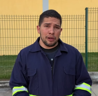 H3015005 Homem gentil ajudou uma mulher com carro quebrado sem imaginar quem era part2