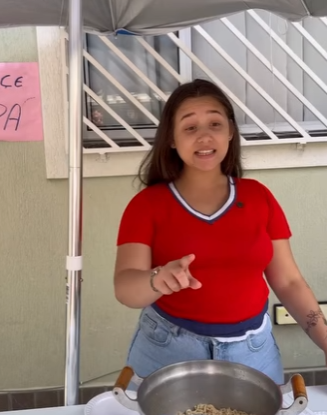 H3109009 Essa mulher vendia sopa olha como servia, por essa razão não devemos comer em todo lugar part2