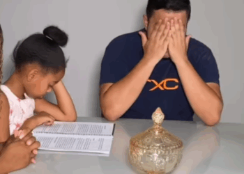 H1413006 Menina vendedora de doces, descobre que seu pai tem uma amante gravida parte 2