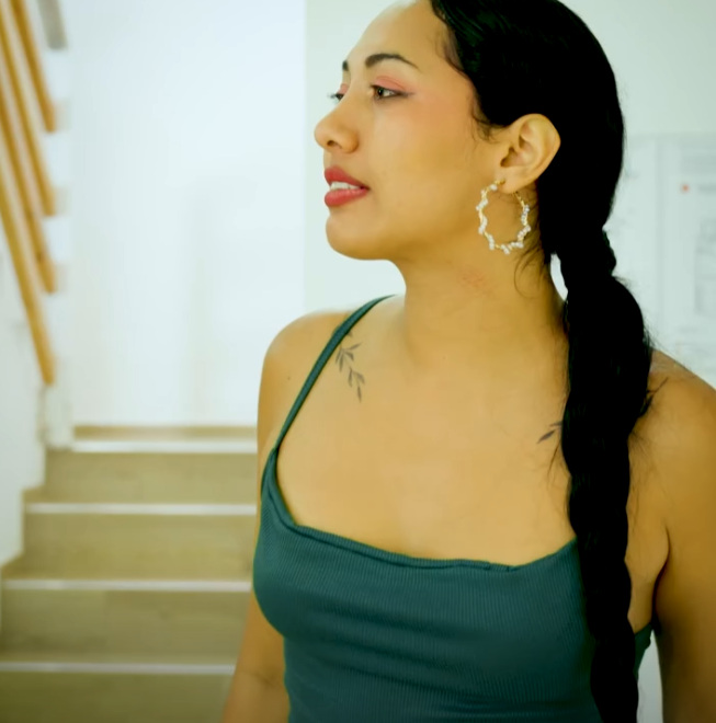 H1410007 Jardinero se hace pasar por estatua para REVELAR la verdad su patrona part2