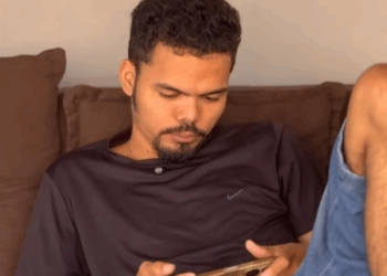 H1513006 Mãe defend3 seu filho das atitudes do pai Acompanhe essa história part2