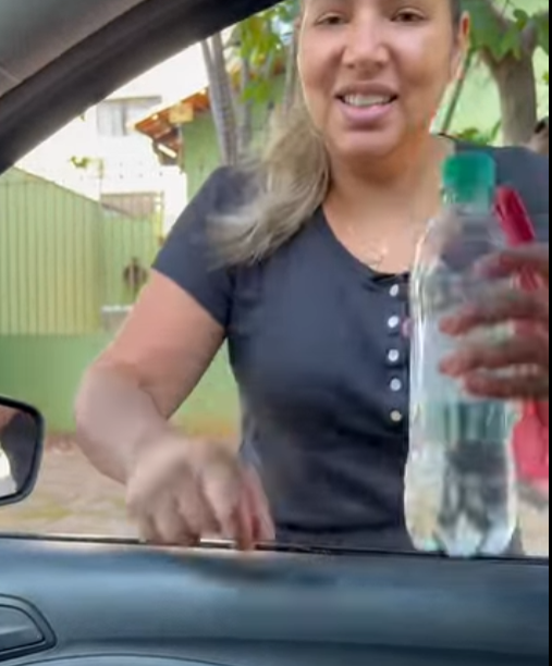 H1711006 Milionário dá carro para limpa pára brisas honesta sua reação nos fez chorar part2