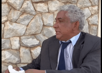 H1711011_empresário deu ela um grande prêmio por sua humildade._part2