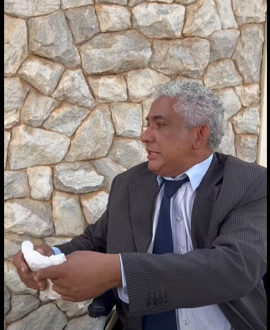 H1711011_empresário deu ela um grande prêmio por sua humildade._part2