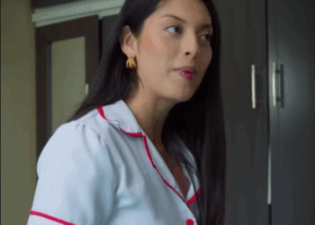 H1810005 Por descuido de su esposo su vestido quedo enganchado al bus part2