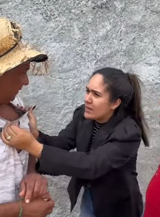 H2111008 Este morador de rua ia vê esta jovem na loja sem ela entender motivo, no final ela descobriu verdade part2