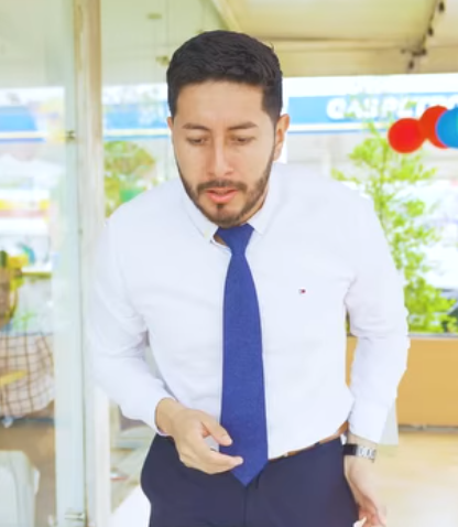 H2204005 Mesera hace este truco con las tarjetas de los clientes así terminó parte 2