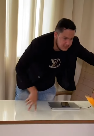 H2213008 Fez Chacota do próprio chefe sem saber quem ele realmente era parte 2