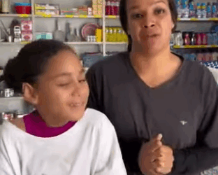 H2215005 Ela não tinha dinheiro para alimentar filha pequena, dono do mercado fez inacreditável part2