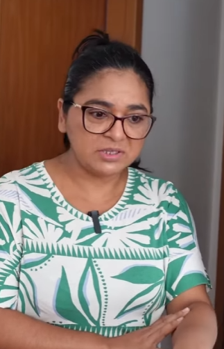 H2301007 Filha Preguiçosa roub4 da propria mae para ir num show part2