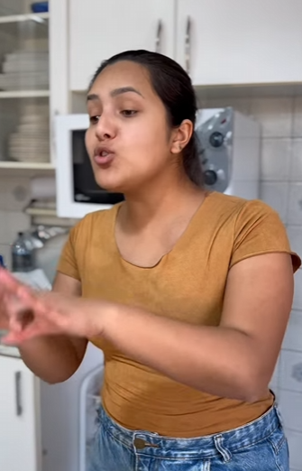 H2508005 Você não vai acreditar no que essa mulher encontrou ao chegar em casa!