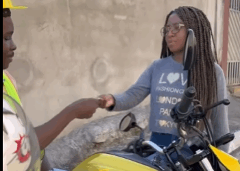 H2609003_Uma linda mulher coloca um mototáxi em seu lugar para fazê lo se apaixonar_part2