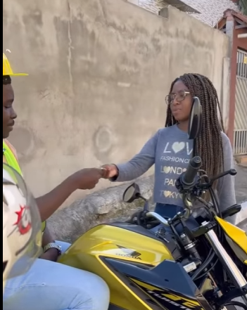 H2609003_Uma linda mulher coloca um mototáxi em seu lugar para fazê lo se apaixonar_part2