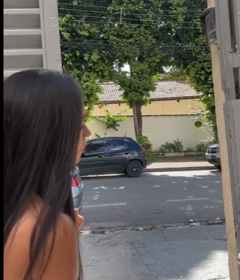 H2511001 Mães de família Freira julgaram essa mulher por chegar vestida dessa forma para deixar filha na escola part2