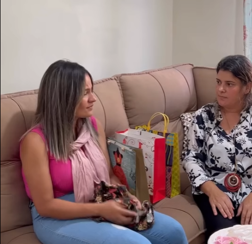 H2709007 Milionária testou os seus amigos interesseiros dando lhes um iphone mas nunca imaginou que eles reagiria assim part2