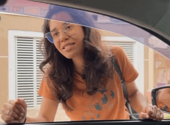 H2906002 Milionária recompensa criança pela sua humildade part2