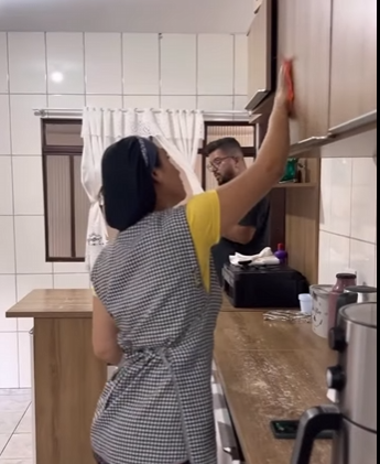 H2906001 Não julgue antes do tempo, empregada pagou por algo que não fez part2