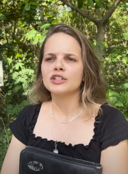 H1312005_VENDEDOR JULGA CLIENTE PELA APARÊNCIA MAS SE ARREPENDE AO DESCOBRIR QUE ELE ERA MUITO MAIS DO QUE PARECIA! UMA LIÇÃO QUE MOSTRA NUNCA JULGUE UM LIVRO PELA CAPA!_part2