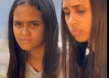 H1401008 Menina mimada joga comida da sua mãe no chão, mas ela corrige sabiamente part2