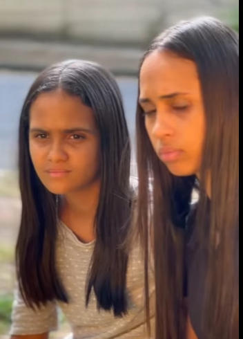 H1401008 Menina mimada joga comida da sua mãe no chão, mas ela corrige sabiamente part2