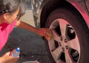 H1503004 Filhas mimadas queriam tudo sem trabalhar até que pai lhes deu uma lição de humildade part2