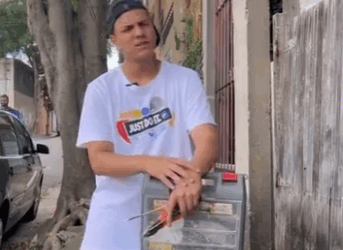 H1509005 Ela comprou uma moto porque sua amiga recomendou sem imaginar que aconteceria part2