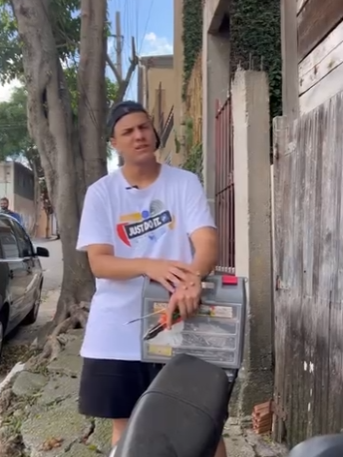 H1509005 Ela comprou uma moto porque sua amiga recomendou sem imaginar que aconteceria part2