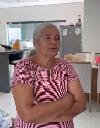 H1516004 mãe de duas filhas que está interessada nos presentes que elas podem lhe dar mais nada part2