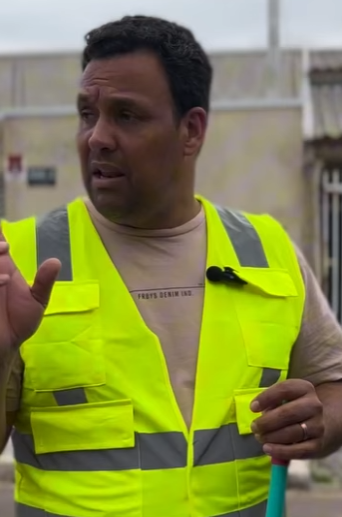 H1606002 Homem humilde ajudou essa moça com seu carro recebeu uma recompensa part2