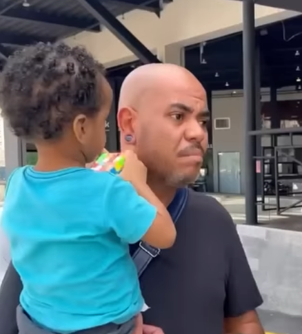 H1705001 Mulher interessada deixou marido filho pequeno pelo dinheiro desse homem part2