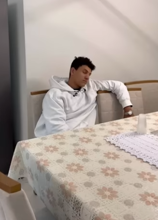 H1816006 Sua mãe lhe ensinou uma lição quando viu com homem errado