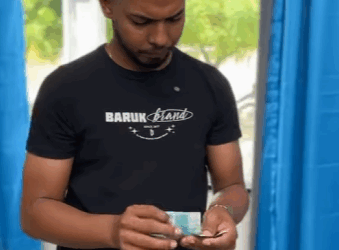 H1912001 Patra surpreende funciona ria com atitude inesperada part2