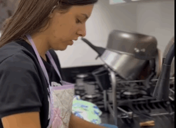 H2001004 Patroa surpreendida com que estava acontecendo em sua casa part2