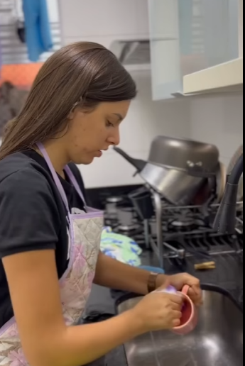 H2001004 Patroa surpreendida com que estava acontecendo em sua casa part2