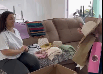 H2109001 irmã dela mandou uma caixa de roupas para uma amiga mas ela vende isso aconteceu part2