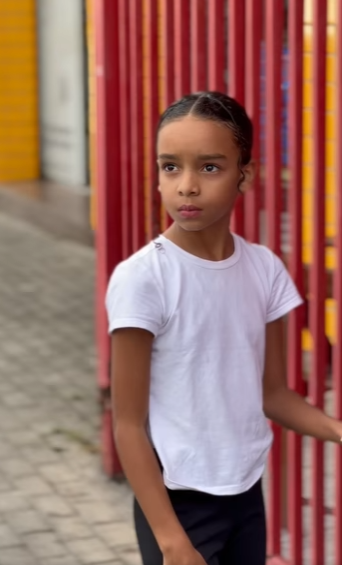 H2401005 Menina coloca uma doce garçonete em apuros part2