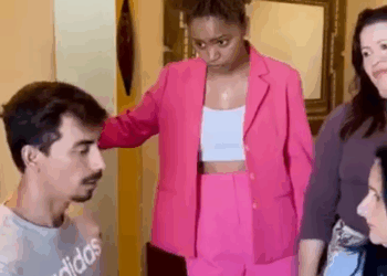 Filho leva um presentinho para mãe no aniversário, ela despreza parte 2