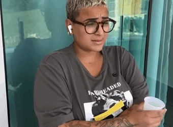 H2416001 Enquanto esposa trabalha, ele fica em casa com outra part2