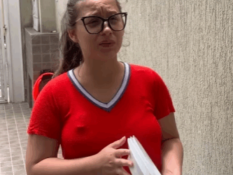 H2609001 Está mulher era muito limpa delicada, sempre que as pessoas saia de sua casa ela ia atrás limpando part2