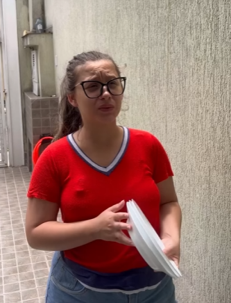 H2609001 Está mulher era muito limpa delicada, sempre que as pessoas saia de sua casa ela ia atrás limpando part2