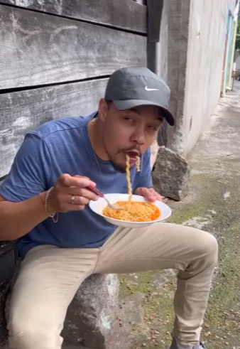 H2609002 Essa jovem tinha um jeito muito estranho de comer, até que um dia isso aconteceu part2
