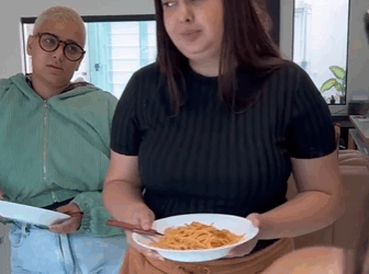 H2703005 Ela testou comida das amigas dessa maneira você não vai acreditar no que aconteceu part2