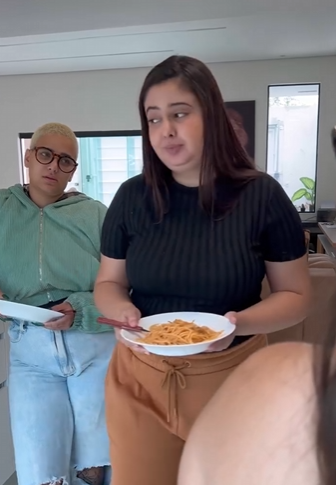 H2703005 Ela testou comida das amigas dessa maneira você não vai acreditar no que aconteceu part2