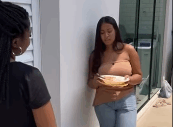 H2716003 Minha vizinha tinha péssimo hábito de sentir cheiro da comida toda vez que trazia part2