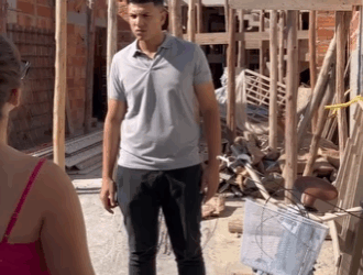 H2803005 Milionário fingiu ser pedreiro para testar namorada do filho