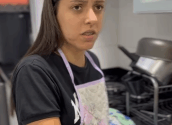 H2906010 Patroa surpreendida com que estava acontecendo em sua casa part2