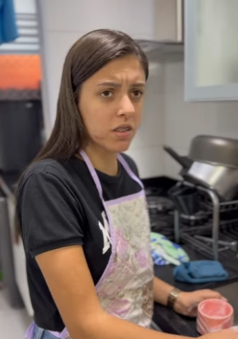 H2906010 Patroa surpreendida com que estava acontecendo em sua casa part2