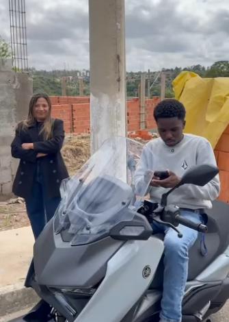 H2909009 Espera marido sair para trabalhar, para vizinho entrar na casa dela part2