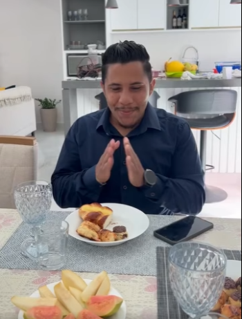 H1015010 Filho leva um presentinho para mãe no dia das mães, ela despreza part2