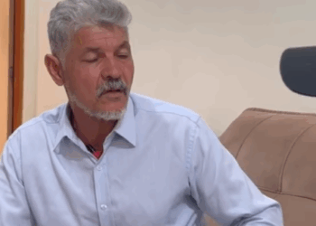 H1105006 Pai encontra filho depois de anos não reconhece que ele se tornou part2